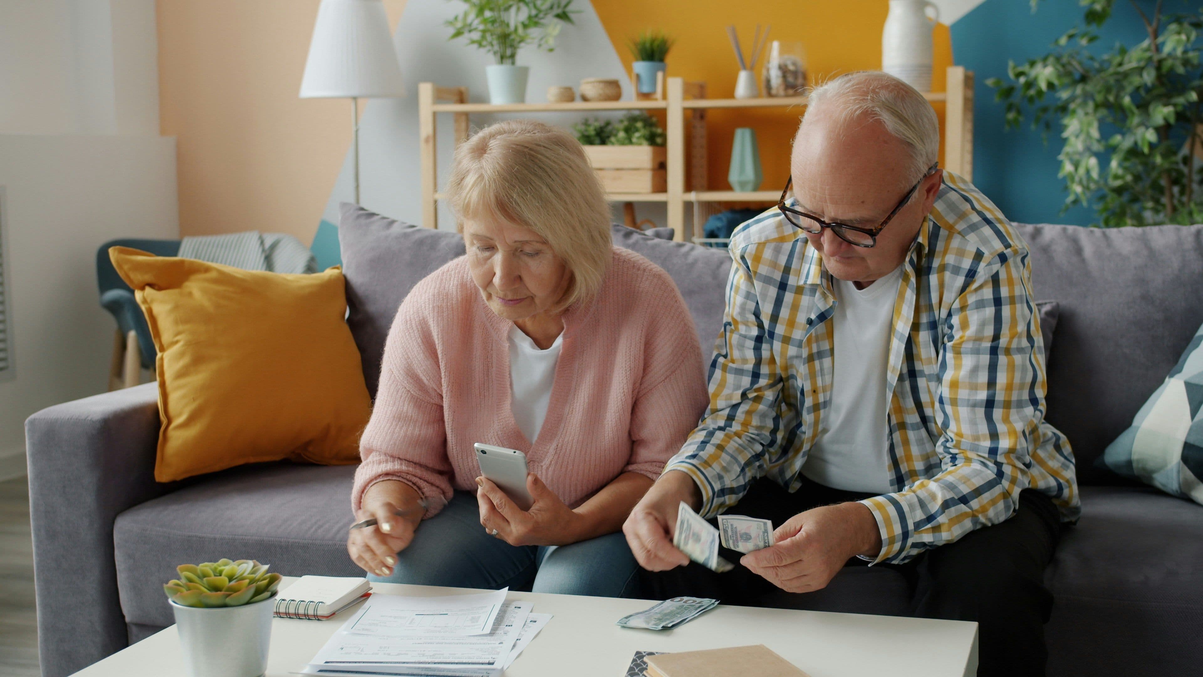 401(k) vs Roth IRA: Which Retirement Account Is Better for You? — Economy guide